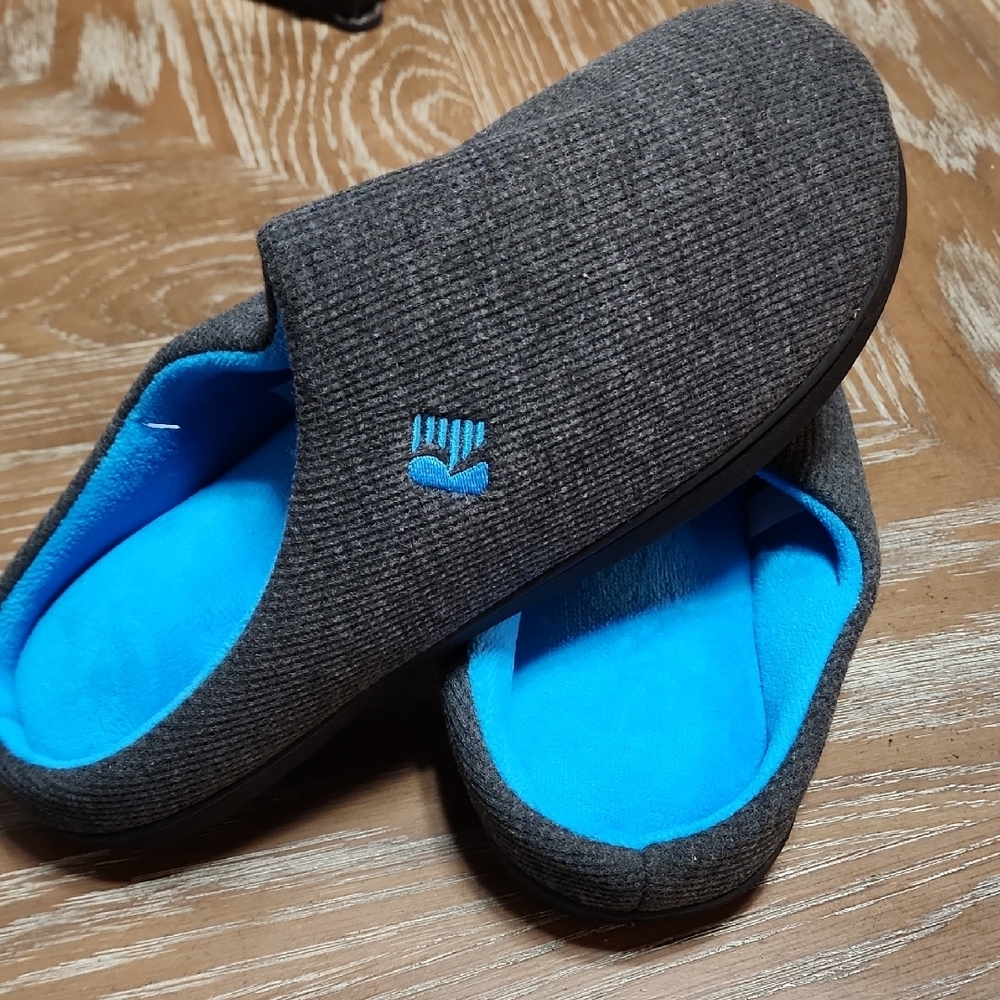 Rockdove Men's Cozy Gray Slippers with Blue Interior NWT